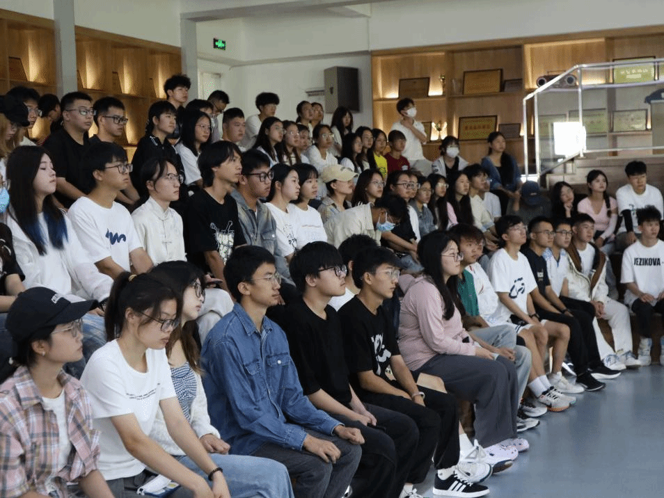 学校举行2024级迎新工作志愿者培训会