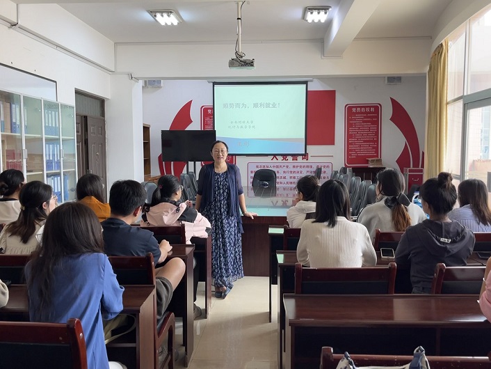0928王彬老师做就业讲座.jpg