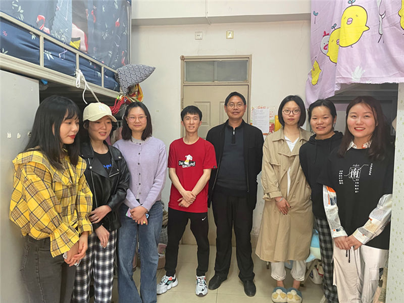 走访学生宿舍.png