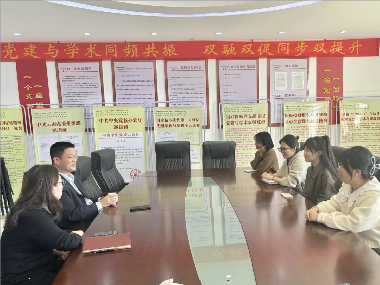 20231110李正彪副校长和联系的学生宿舍2(1).png