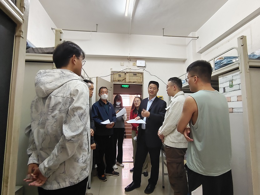 20230829李正彪副校长走访宿舍3.jpg