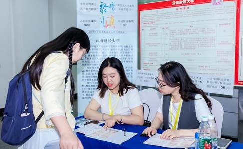 男人和女人在切蛋糕 低可信度描述已自动生成 男人和女人在切蛋糕 低可信度描述已自动生成