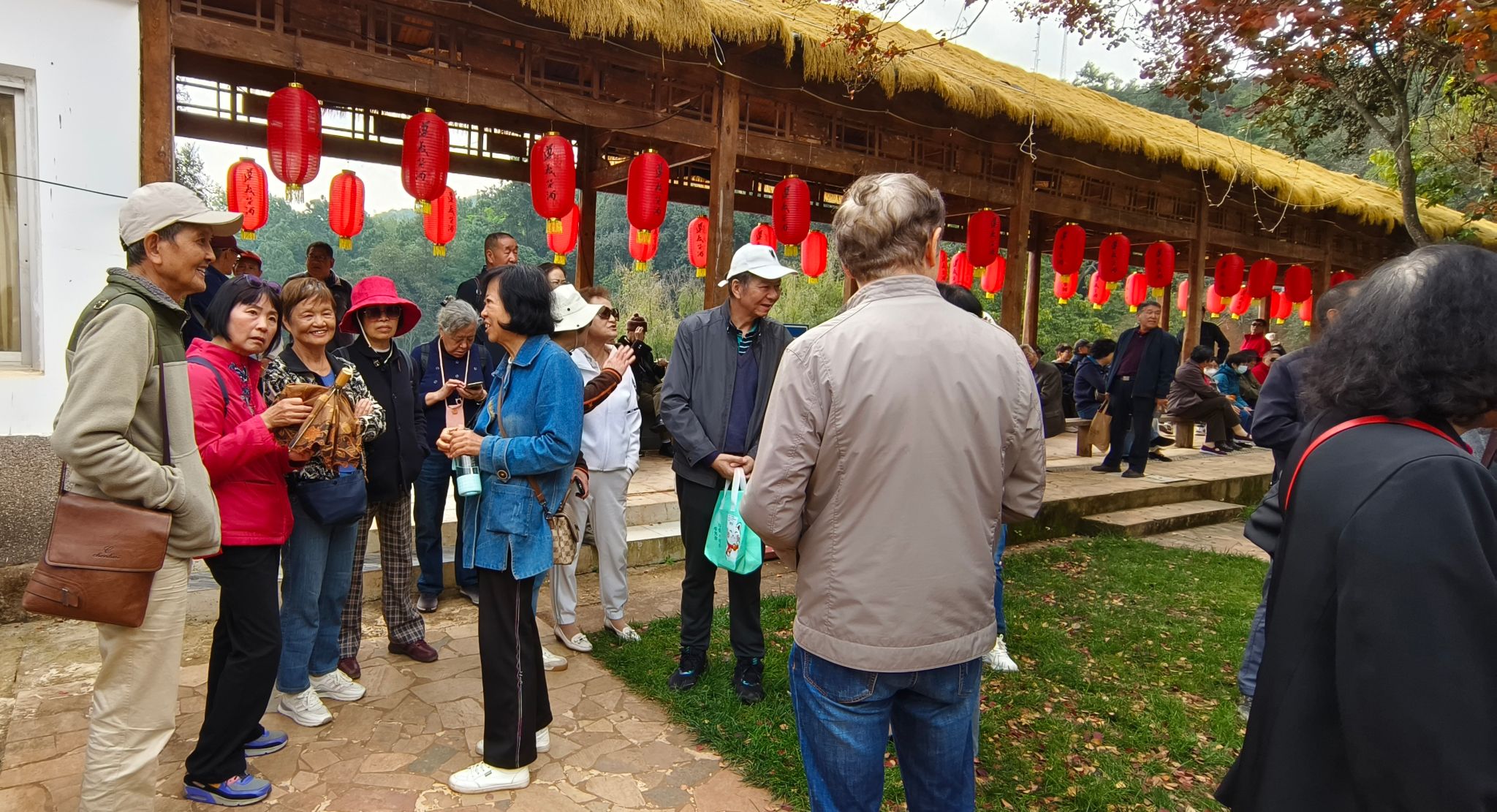 学校组织离退休教职工开展秋季参观考察活动
