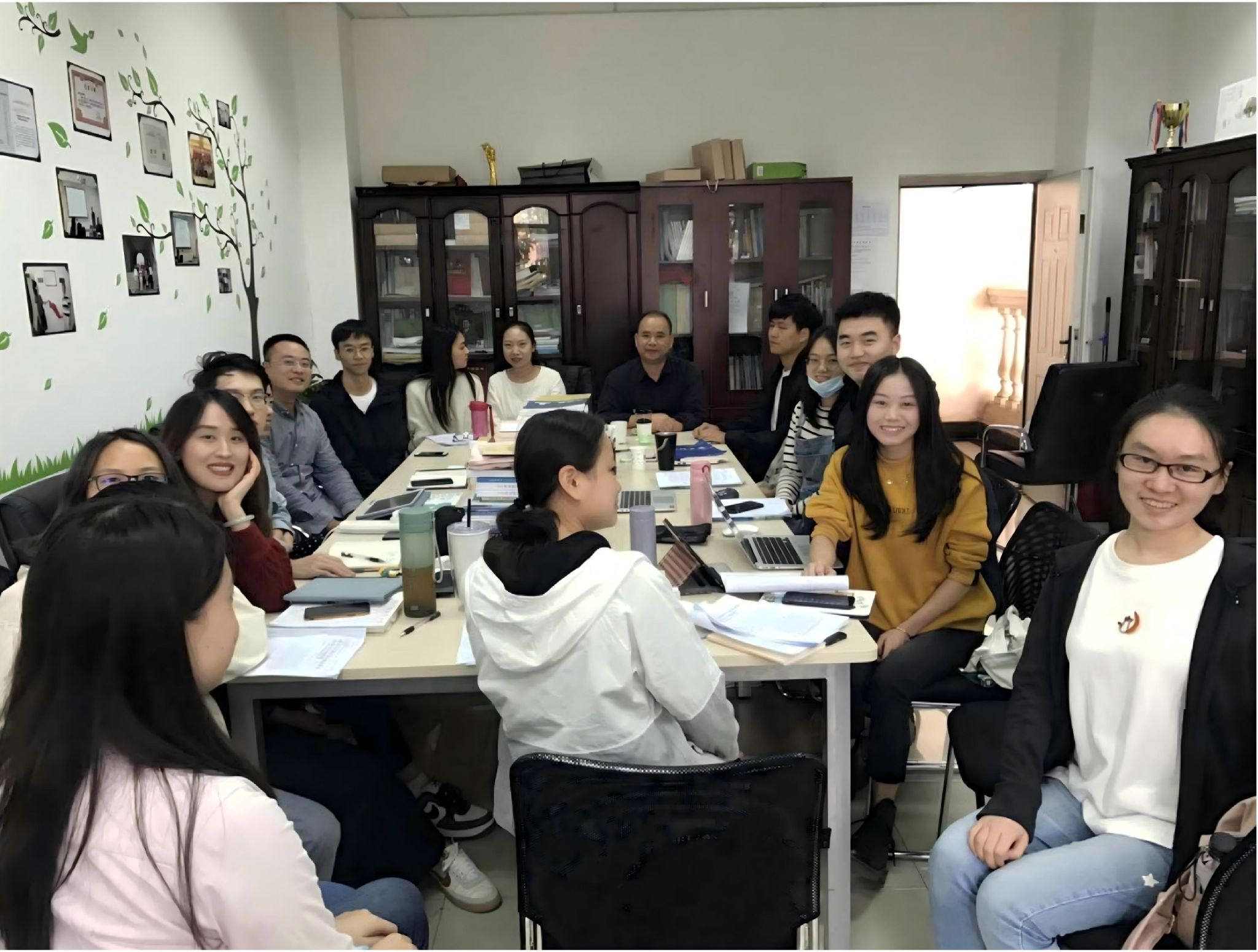 组织研究生开展课题研讨